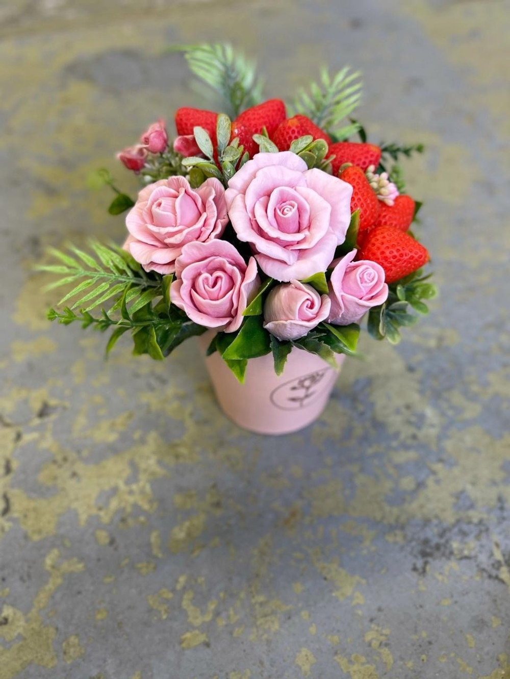 «Клубника в розах» букет
