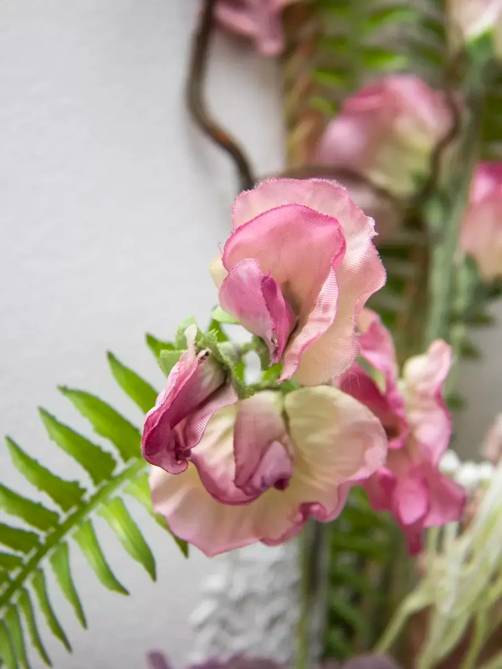 Настенная композиция с цветами в раме 67*32 см