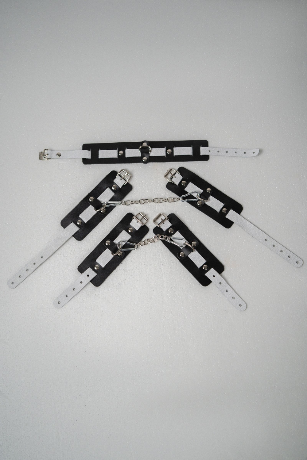 Набор фиксаторов из черной и белой натуральной кожи (Цвет: черный с белым)