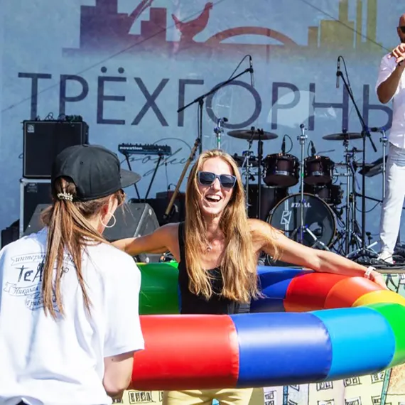 Гигантский надувной обруч