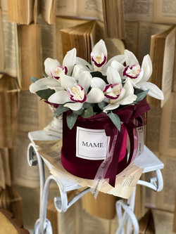 Орхидея Цимбидиум и эвкалипт в роскошной бархатной шляпной коробке