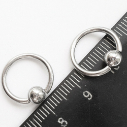 Кольцо сегментное для пирсинга: диаметр 12 мм, толщина 1.6 мм, шарик 5 мм. Сталь 316L. 1 шт