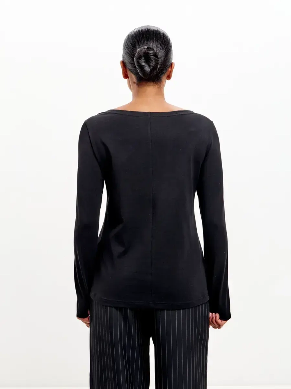 лонгслив дизайнерский с вырезом на груди