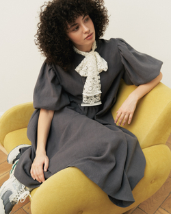 Платье с жабо и рукавами-фонариками из крапивы цвета "Графит"