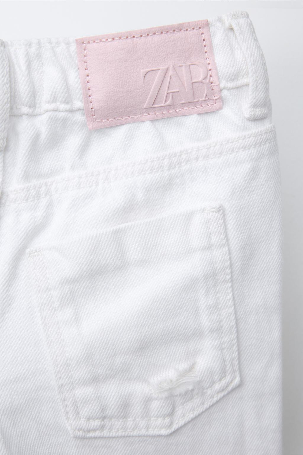 Джинсы mom fit с разрезами