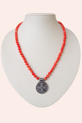 коралловые бусы с подвеской