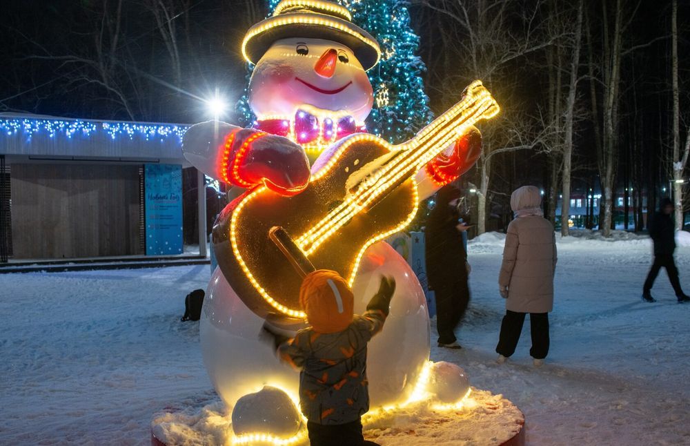 Уличная фигура "Снеговик с гитарой"