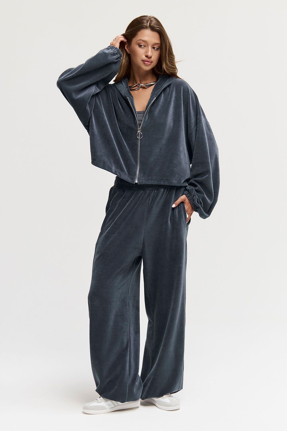 Широкие брюки на резинке из велюровой ткани графитового цвета