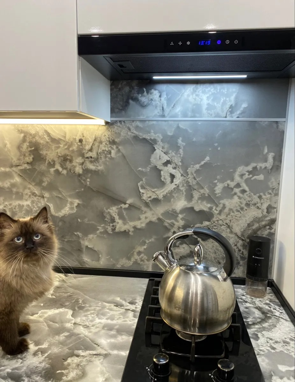 Вытяжка кухонная MACBI Perfa-60G-baf (BLACK) черный, D150мм, 1200м3/ч, полновстраиваемая, мотор 230Ватт, стекло 60см, сенсорное управление + управление жестами