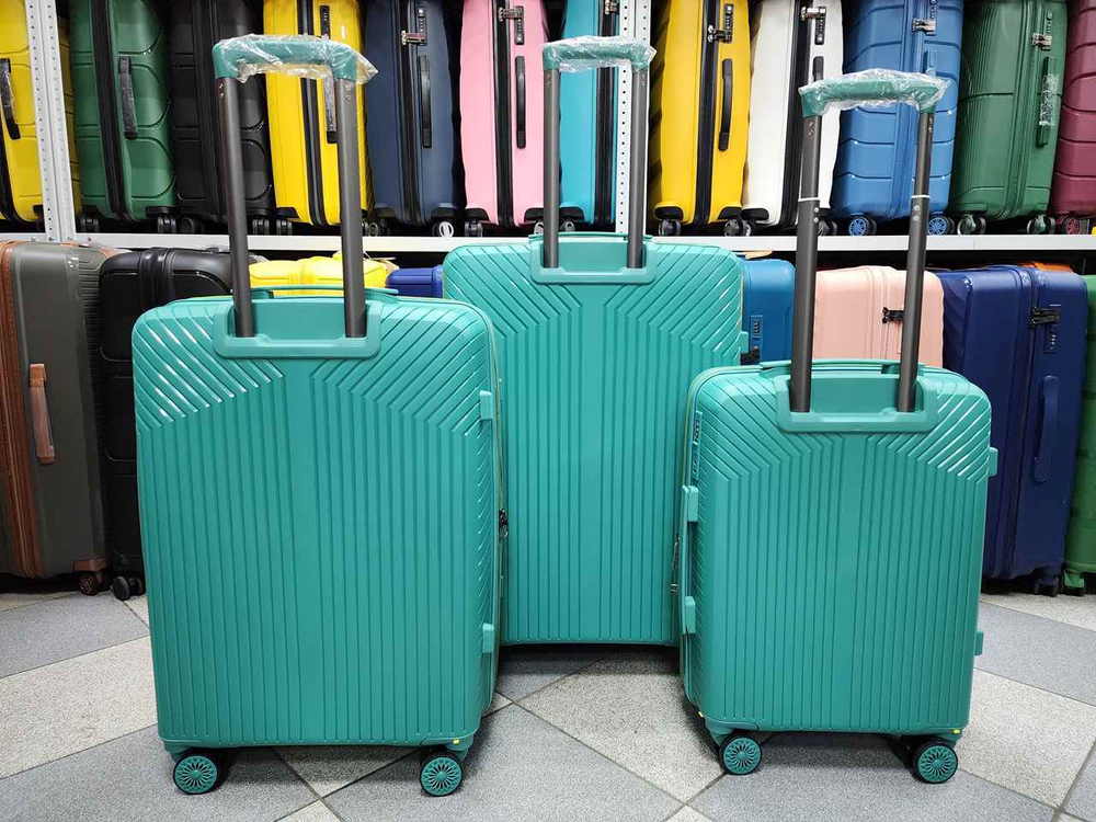 Чемодан Средний (М) полипропилен "Mironpan" съёмные колёса