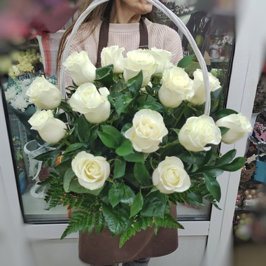 Корзина с 21 белой розой сорта "Мондиаль" (Эквадор 60см)