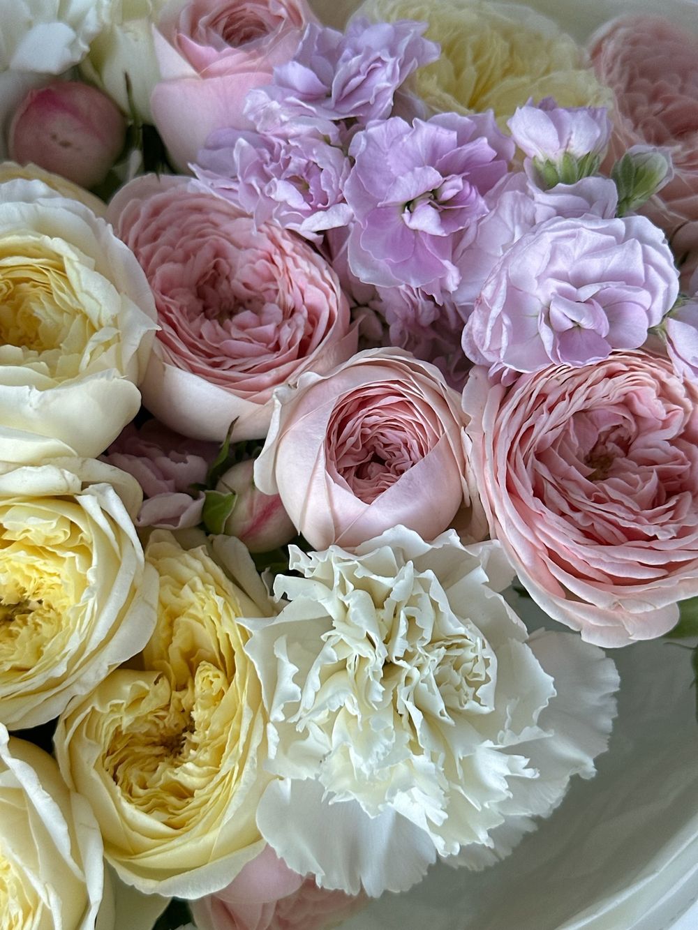 Букет сборный из кустовых пионовидных роз, диантусов и маттиолы