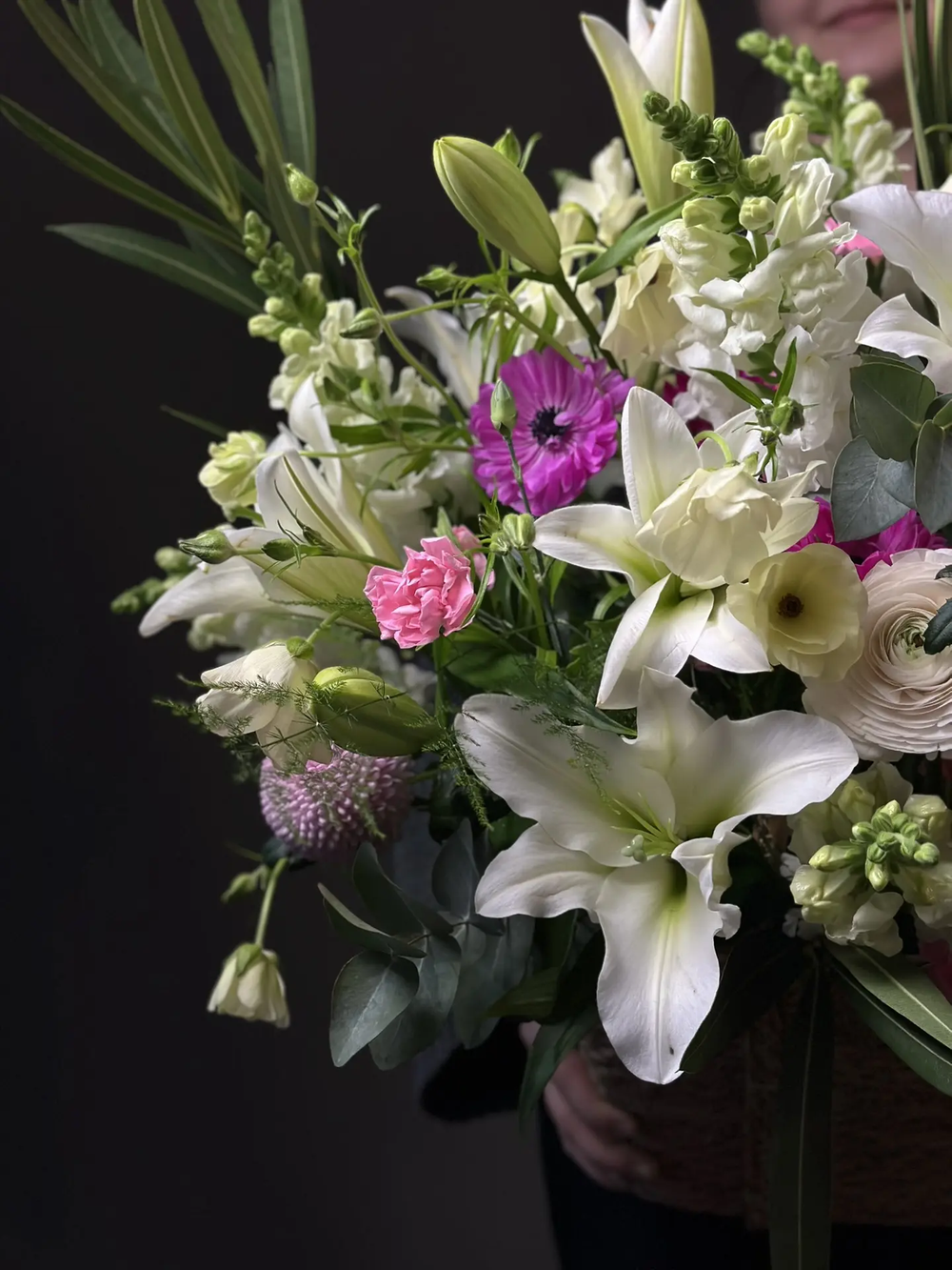 Авторская корзина цветов «Свежий взгляд на классику»