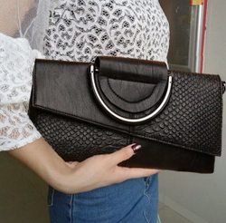 Женская сумка черная через плечо из мягкой искусственной кожи