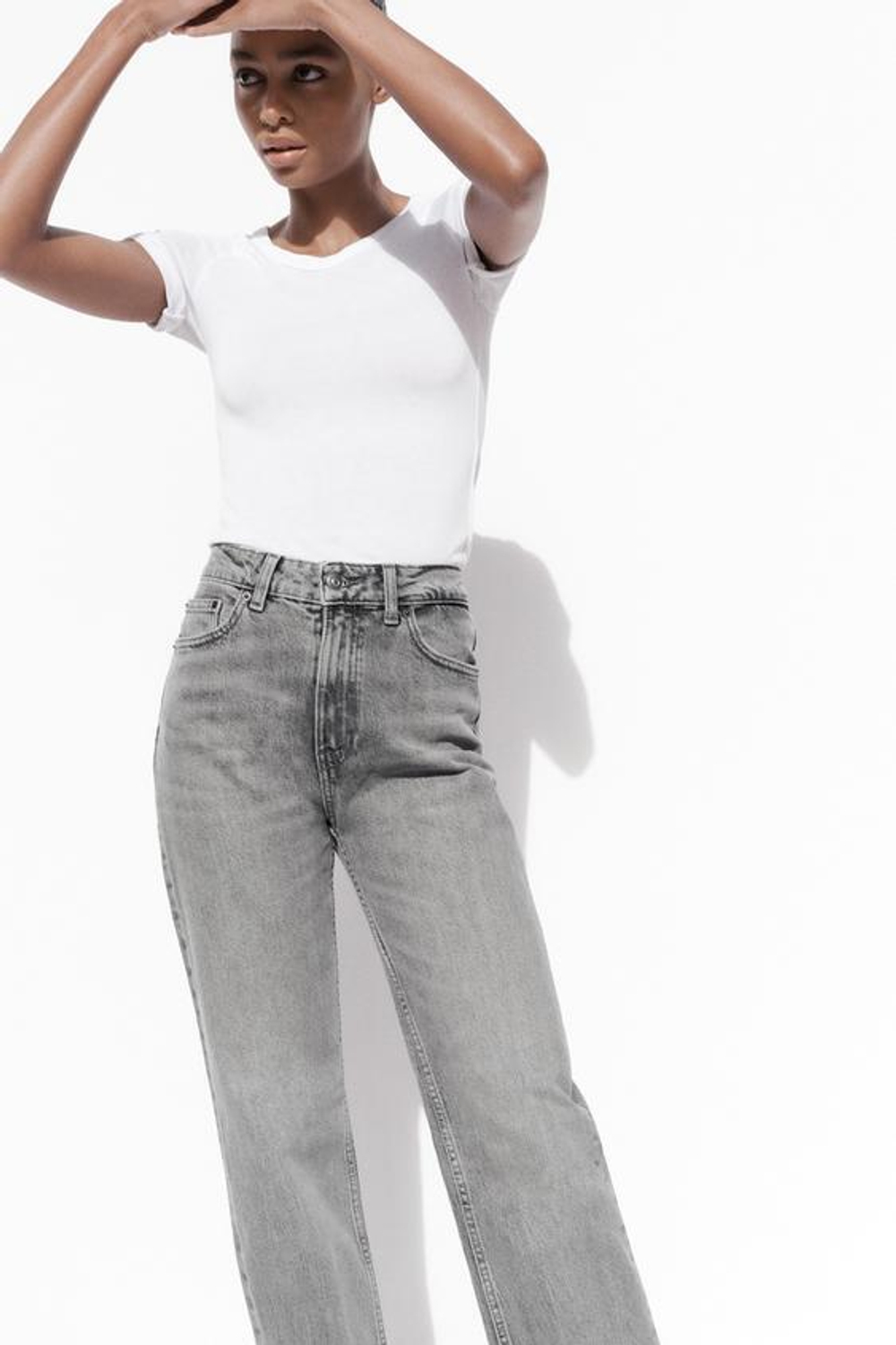 ZARA ДЖИНСЫ TRF MOM FIT HIGH WAIST, СВЕТЛО-СЕРЫЙ