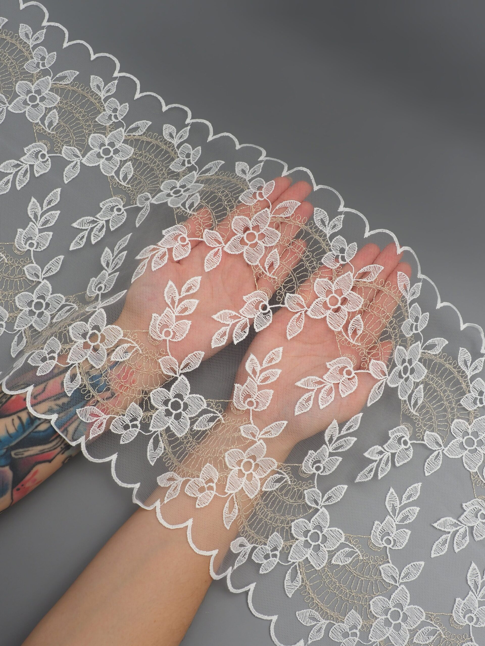 Вышивка на сетке белая с золотым люрексом неэластичная ширина 25 см