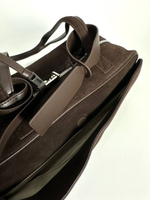 Женская замшевая сумка-багет коричневого цвета