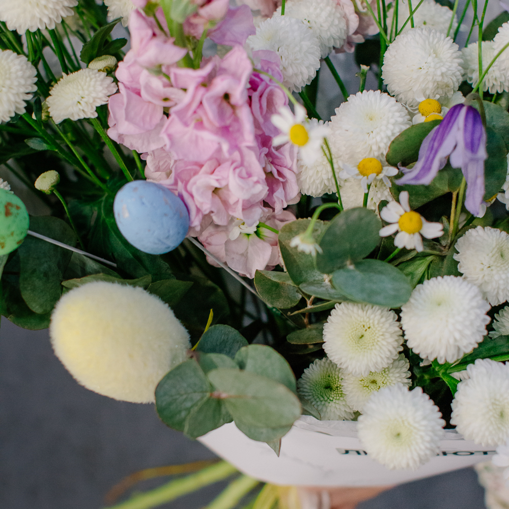 172. Ароматный весенний букет с маттиолой и ромашками