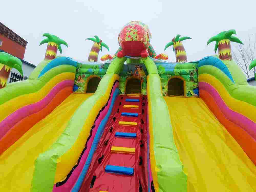 Коммерческий надувной батут "Хамелеон и динозавры" 12*6*6 м