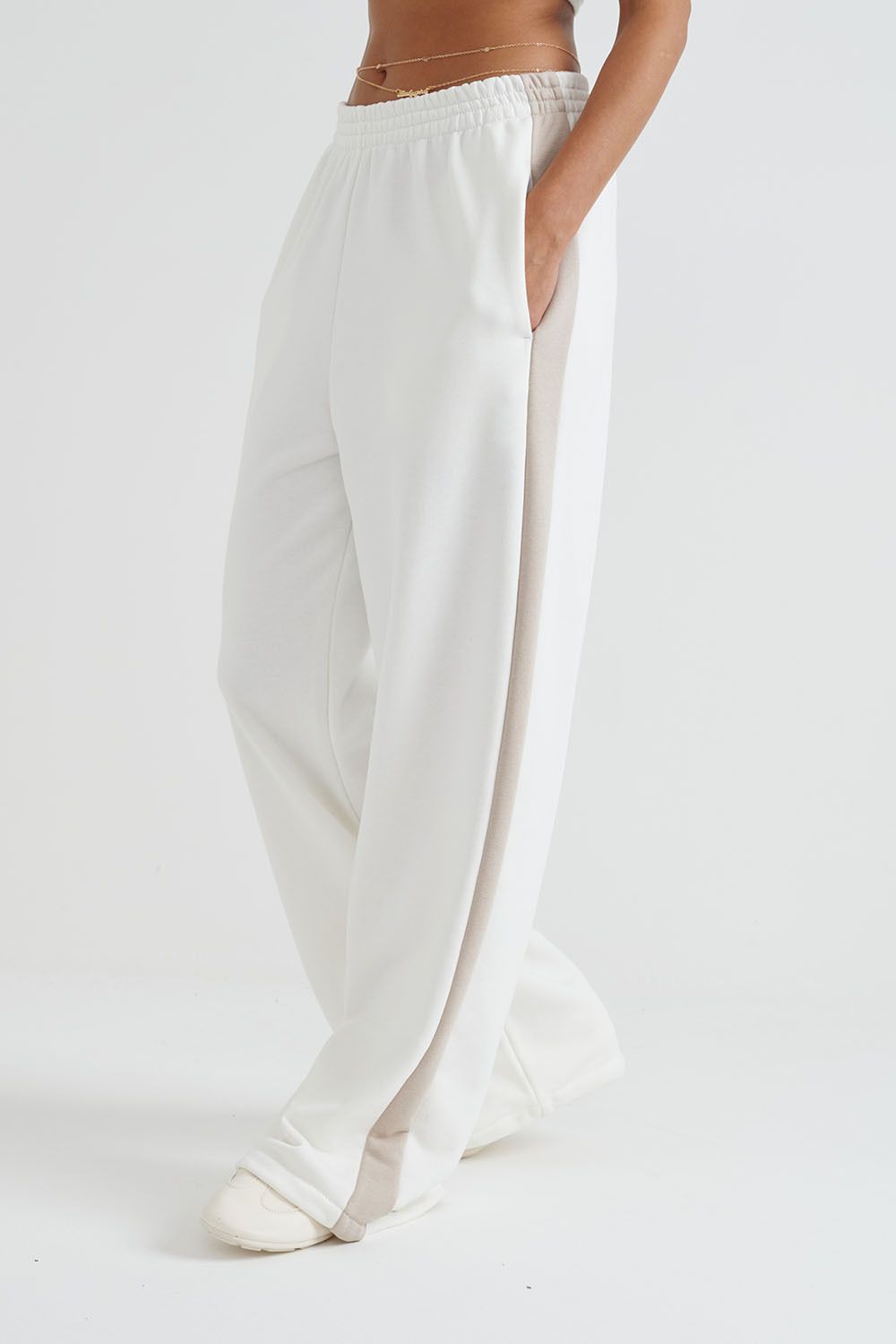 Широкие джоггеры без начеса с лампасами кремового цвета