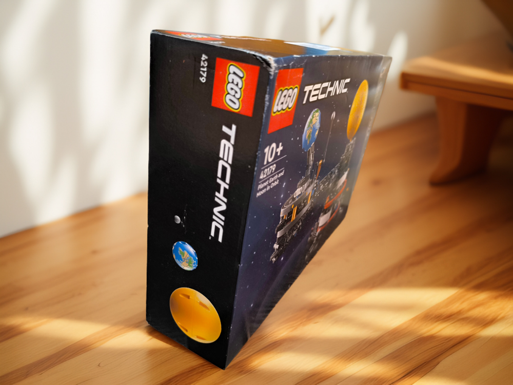 LEGO Technic 42179 Планета Земля и Луна на орбите — познавательный конструктор