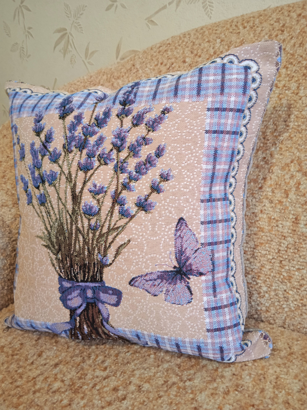 Декоративный гобеленовый чехол для интерьерной подушки Лаванда - бабочка 38*38