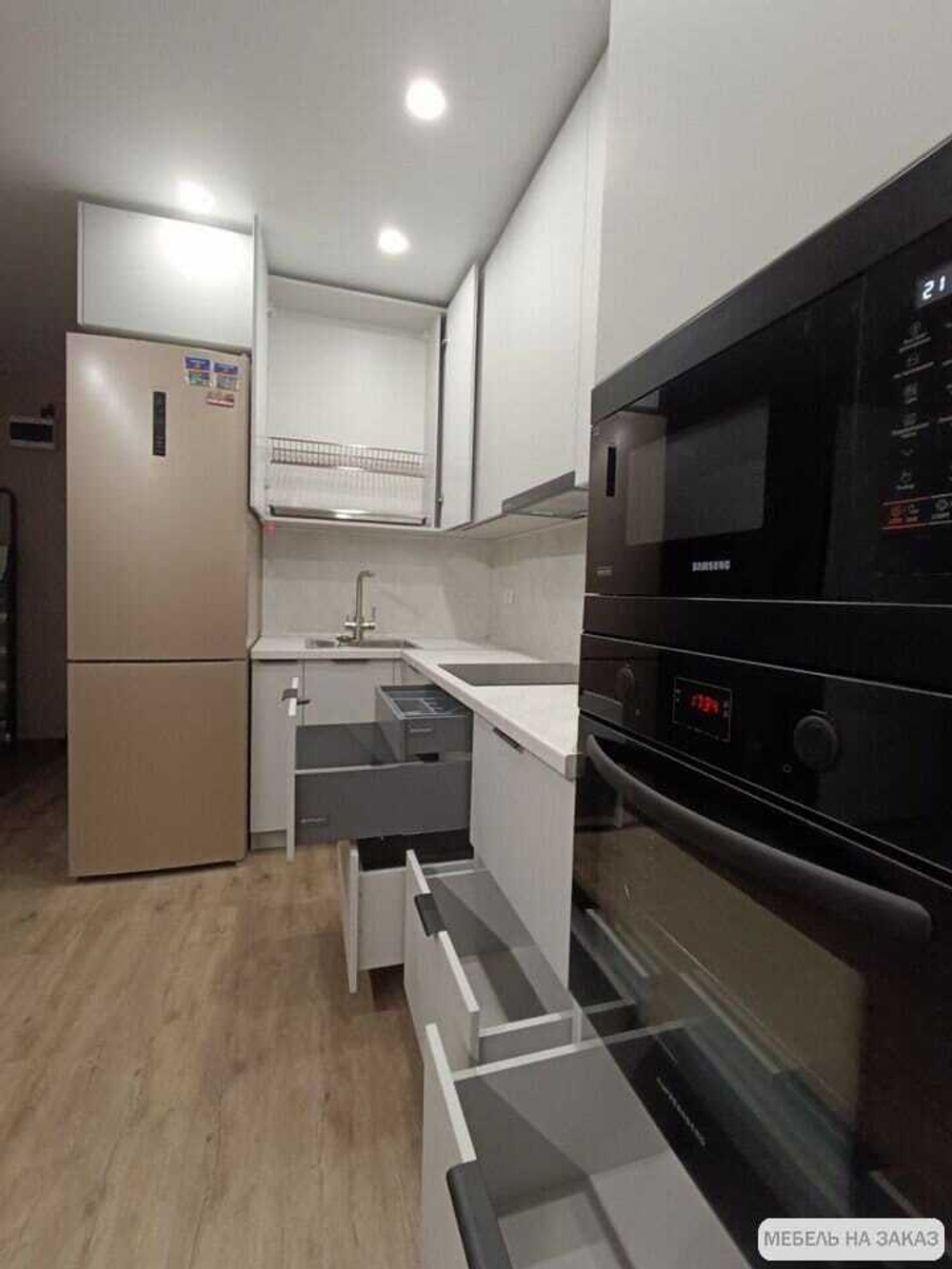 Угловая кухня в потолок