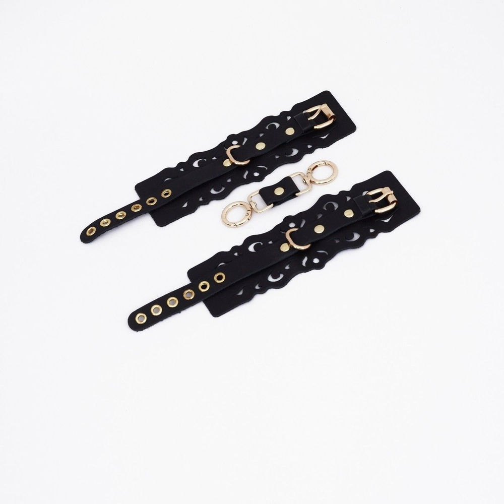 Черные кожаные наручники с узорами и золотистой фурнитурой (Цвет: черный с золотистым)