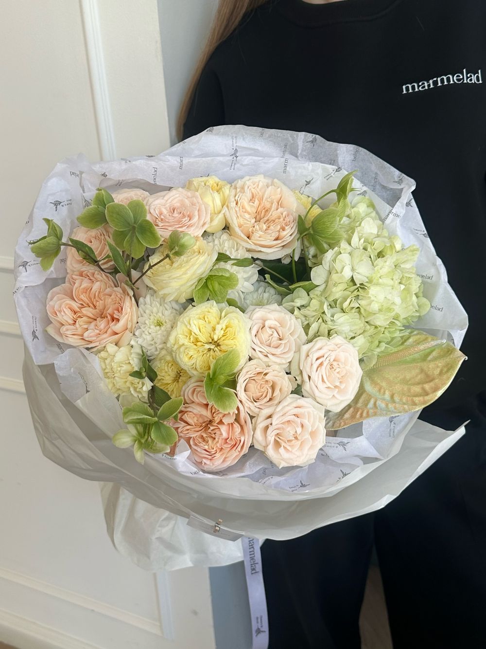 Букет сборный из гортензии, кустовых пионовидных роз, скабиозы и вибурнума