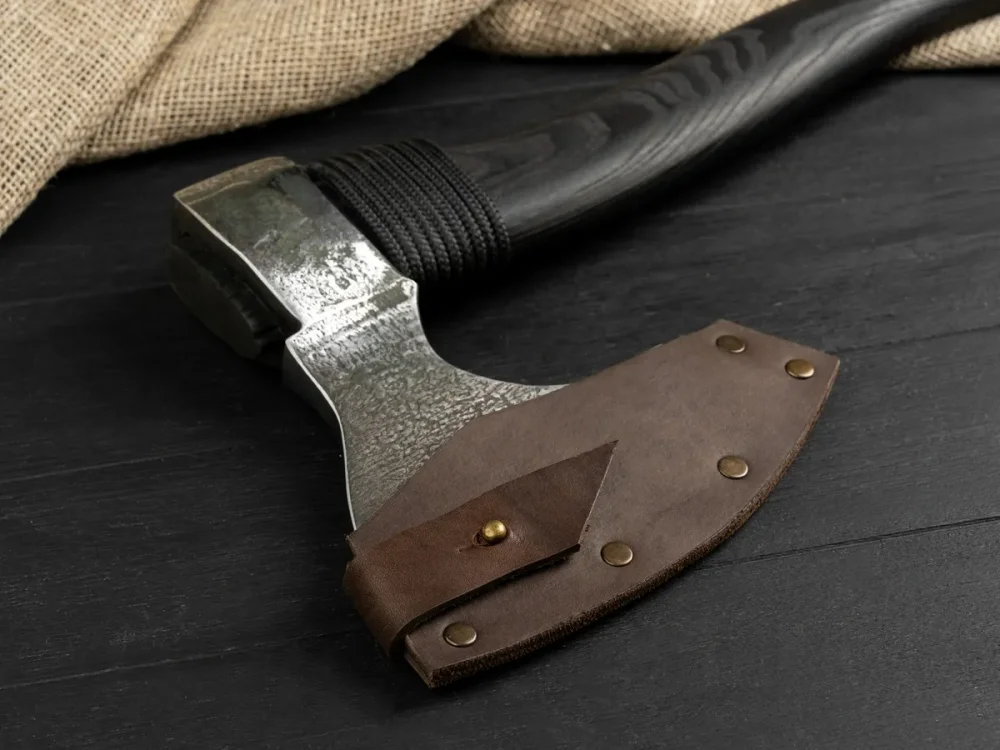 Большой кованый топор, рукоять черный мореный ясень