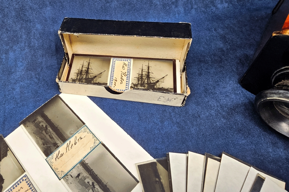 "Коллекция из 16 редких трехмерных стереоизображений Санкт-Петербурга и Кронштадта на стекле вместе со стереоскопом". Николай Петрович Сырейщиков. 1900 г.