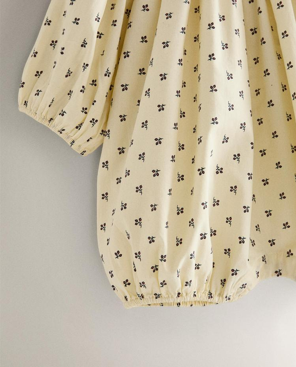 ZARA HOME ДЕТСКИЙ КОМБИНЕЗОН С ВЕТОЧНЫМ ПРИНТОМ, КРЕМОВЫЙ