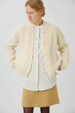 Рубашка покроя реглан молочная с синими веточками