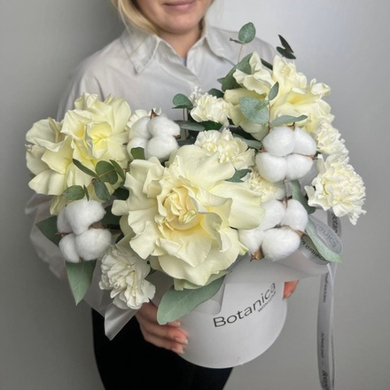 Белоснежная композиция с пушистым хлопком и французскими розами 2607202518