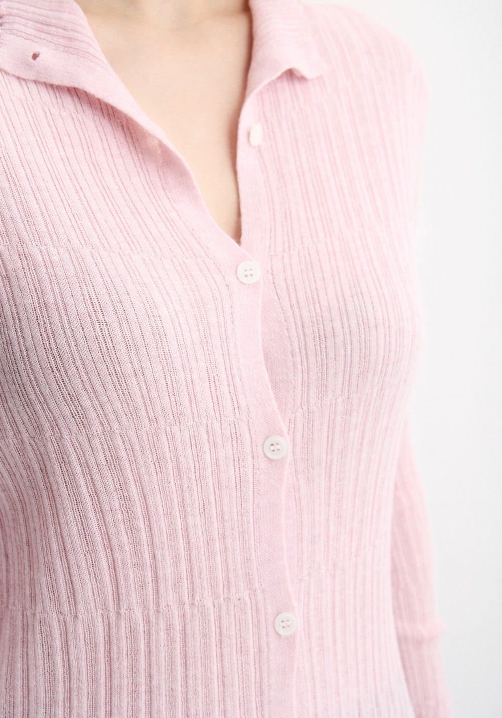 Джемпер с воротом-стойкой розовый