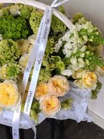 Корзина из кустовых пионовидных роз, вибурнума, орнитогалума, антиринума и гортензии