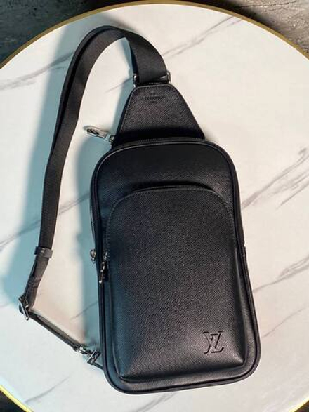 Сумка-слинг Louis Vuitton