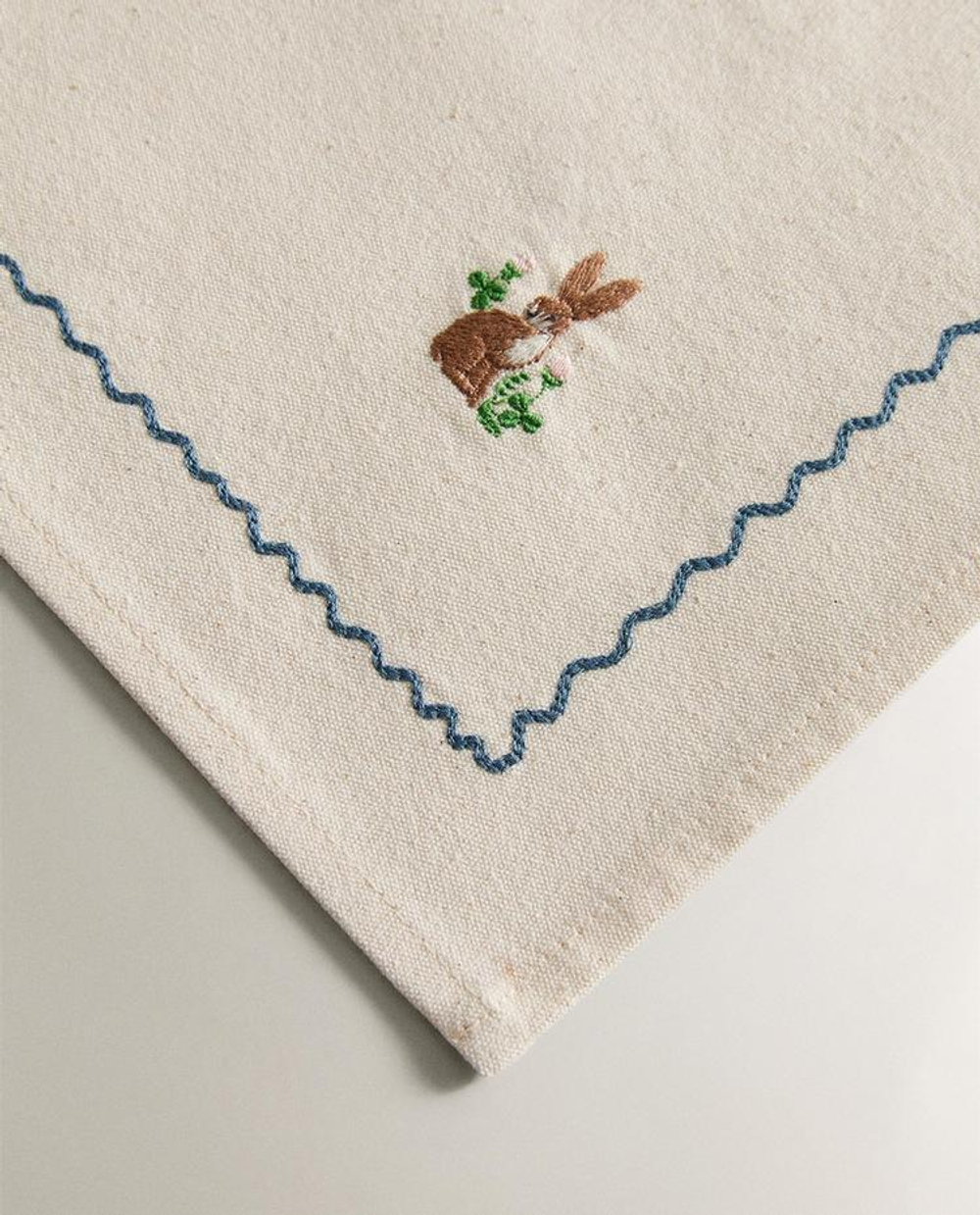 ZARA HOME ПОДСТАВКА ПОД СТОЛОВЫЕ ПРИБОРЫ ИЗ ХЛОПКА С ВЫШИВКОЙ «КРОЛИК», СИНИЙ