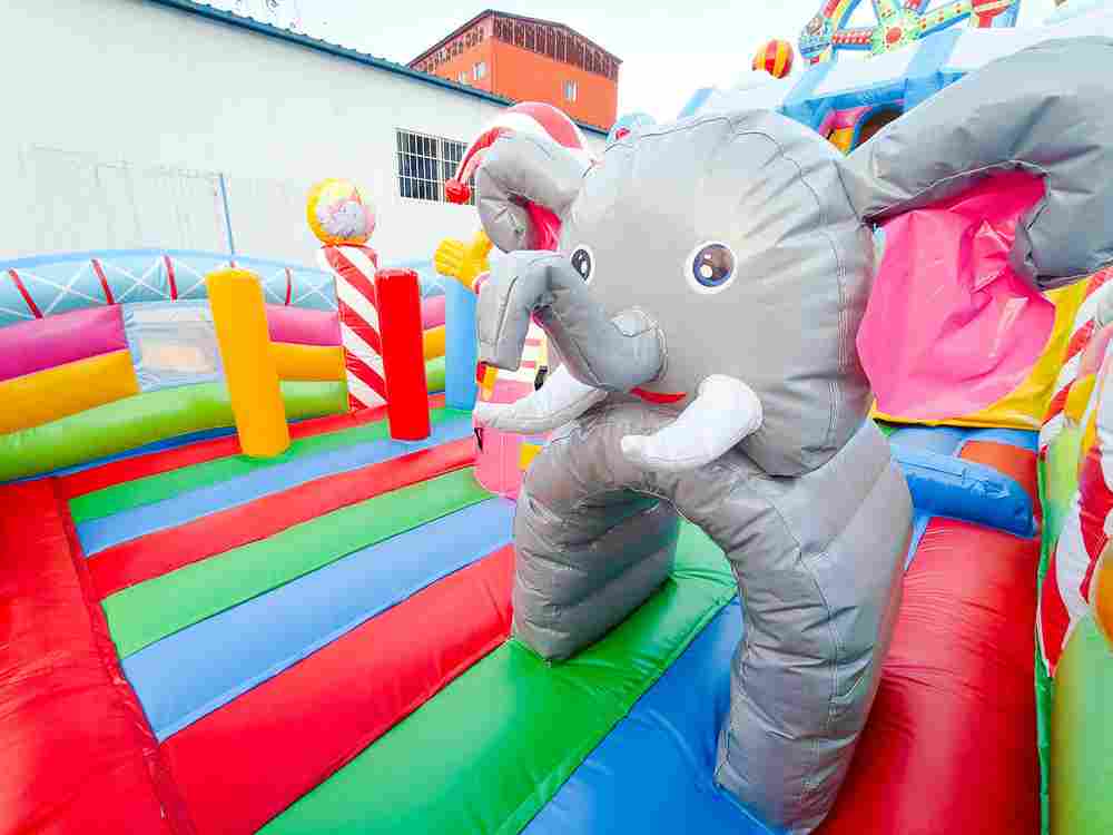 Коммерческий надувной батут «Парк развлечений 3» 12*6*7 м