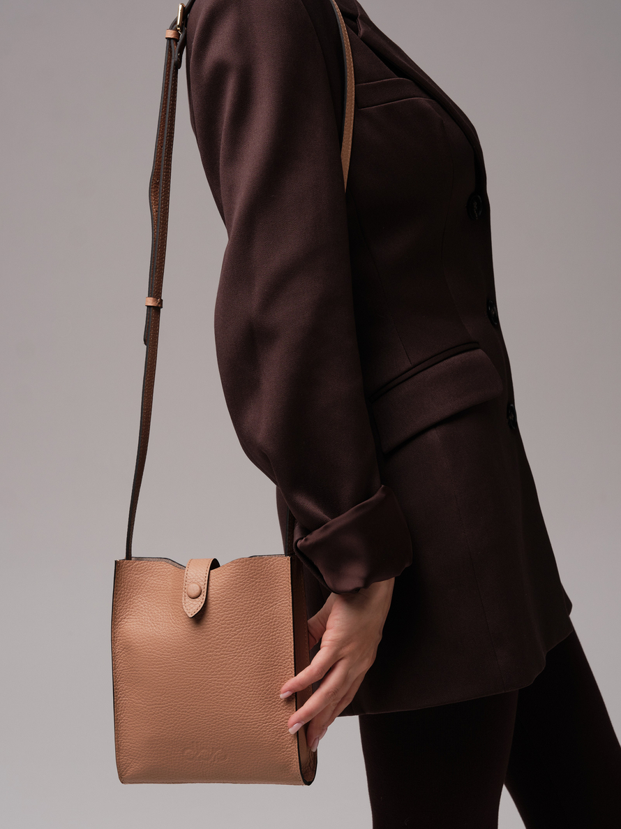 Женская кожаная сумка кросс-боди DBR 30919 бежевая нуга