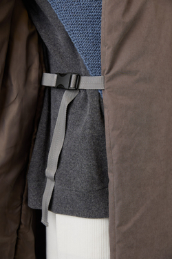 Зимнее пальто на запах из серо-коричневой бархатистой мембраны