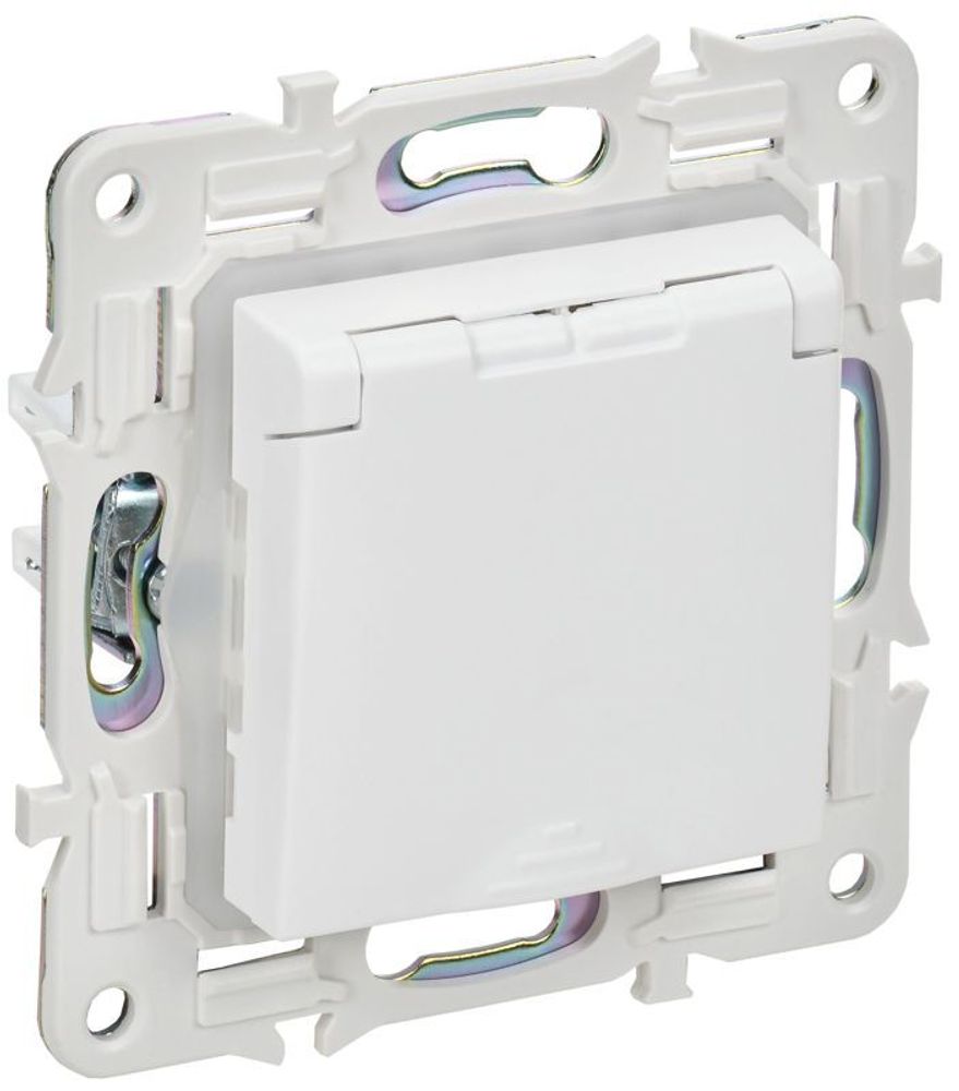 Розетка 1-м SKANDY 16А IP44 с заземл. защ. шторки с крышкой SK-R11W арктич. бел. IEK SK-R16-16-44-K01