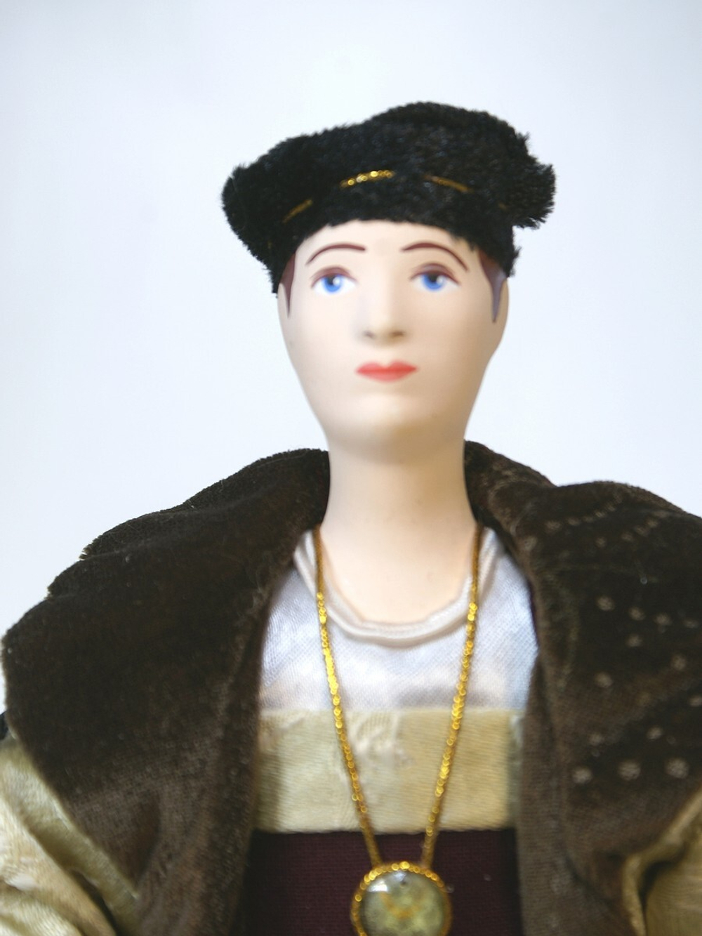Кукла фарфоровая в мужском европейском придворном костюме. Немцы