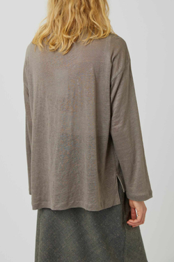 Топ с разрезами из серого льна
