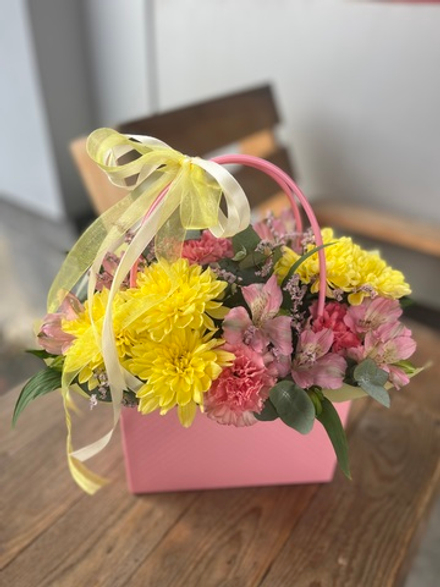 Композиция в розовой сумочке с альстромерией и хризантемой