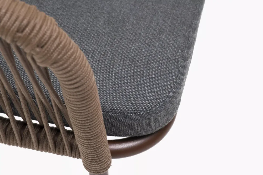 "Марсель" стул плетеный из роупа, каркас алюминий коричневый (RAL8016) муар, роуп коричневый круглый, ткань темно-серая 027