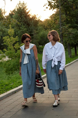 Сарафан на тонких бретелях из серо-голубого льна