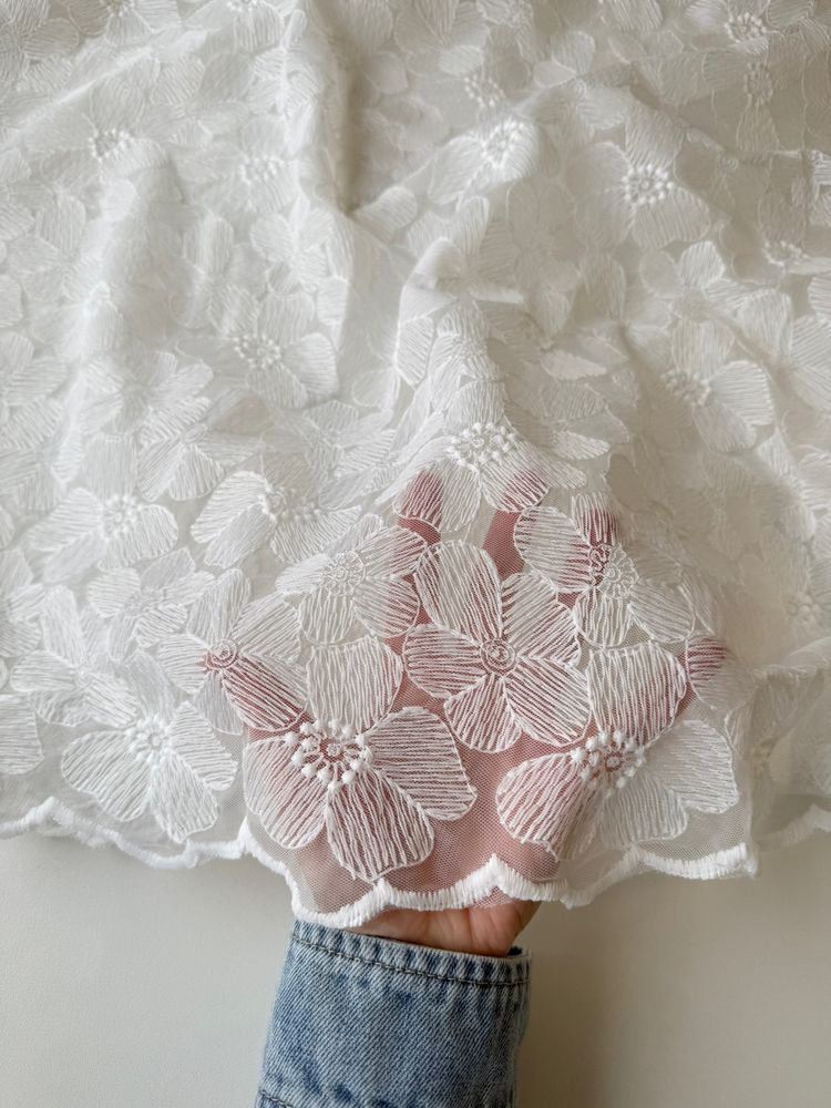 Вышивка Ромашки на сетке