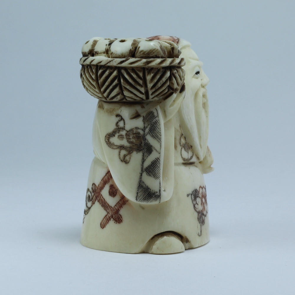 Нэцкэ Фукурокудзю с корзиной рыбы и персиком