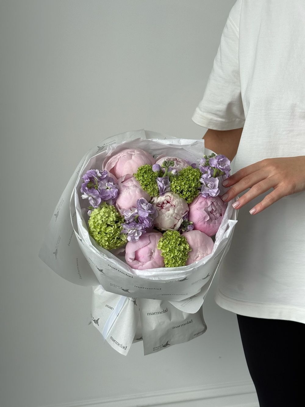 Букет сборный из пионов, вибурнума и маттиолы